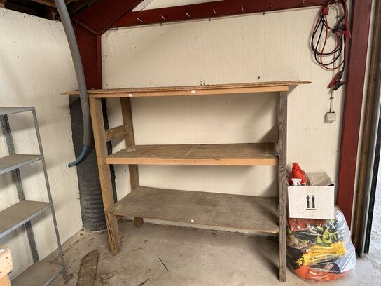 1 stk værkstedbord samt reoler