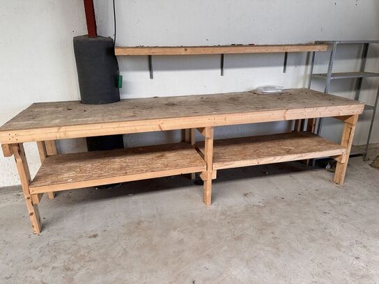 1 stk værkstedbord samt reoler