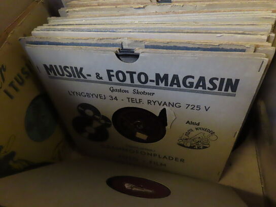 Kasse med blandede vinyler og lakplader