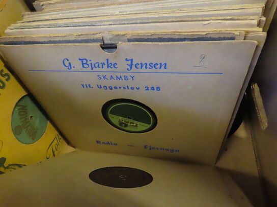 Kasse med blandede vinyler og lakplader