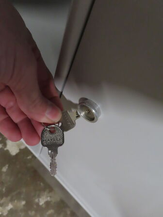 Reol med skab, MONTANA