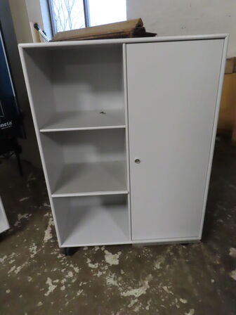 Reol med skab, MONTANA