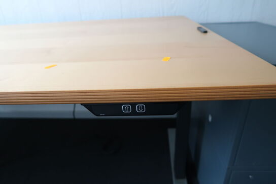 El. hæve/sænke skrivebord samt skab og reol