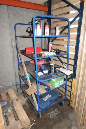 Opbevaringsvogn med indhold