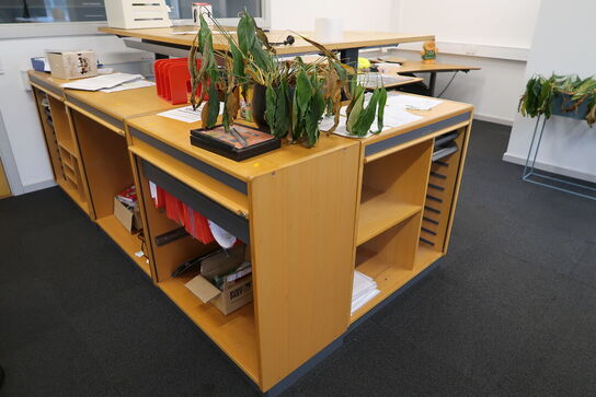 3 stk. jalousiskabe med indhold, samt 2 stk. hæve/sænke skrivebord