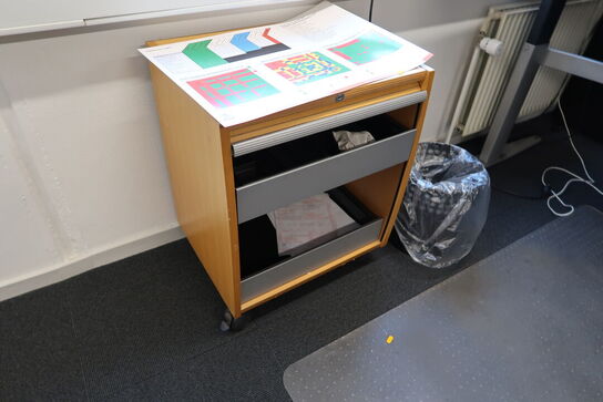 El. hæve/sænke skrivebord samt jalousiskab