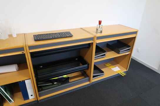 3 stk. jalousiskabe med indhold