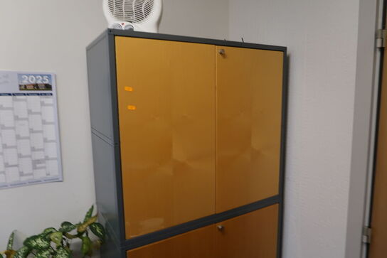 Skab/reol med indhold