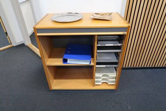 3 stk. hæve/sænke skrivebord, jalousiskab, kontorstol, 4 stk. jalousiskabe