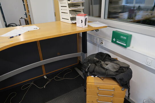 3 stk. jalousiskabe med indhold, samt 2 stk. hæve/sænke skrivebord