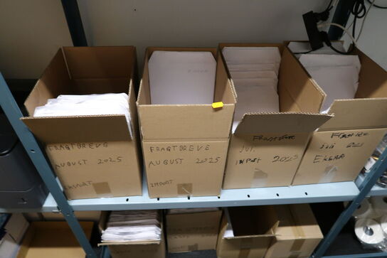 3 fag lagerreoler med div. Kontoratikler (elektronik medfølger ikke)