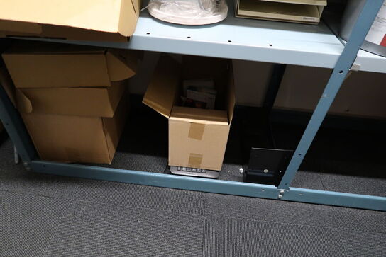 2 stk. lagerreoler med indhold