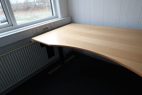 El. hæve/sænke skrivebord samt skab og reol