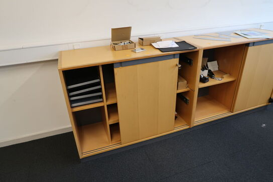 2 stk. jalousiskabe, el. hæve/sænke skrivebord samt 2 stk. skabe/reoler