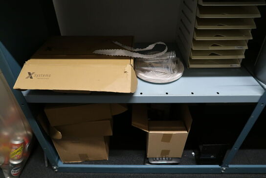 2 stk. lagerreoler med indhold