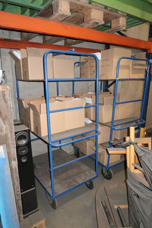 2 stk. opbevaringsvogne med indhold