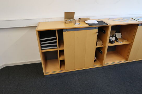 2 stk. jalousiskabe, el. hæve/sænke skrivebord samt 2 stk. skabe/reoler