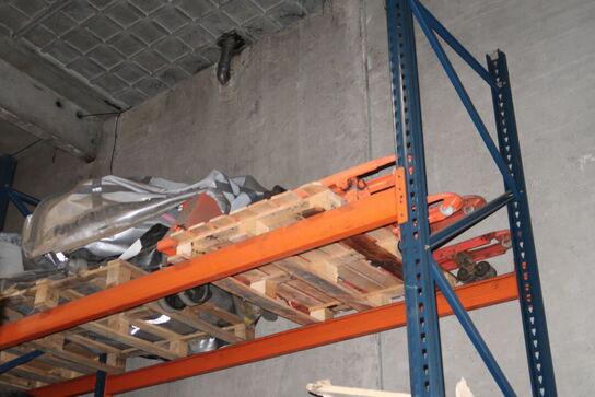 2 stk. paller med 3 stk. palleløftere m.m.