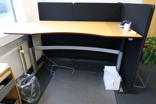 El. hæve/sænke skrivebord samt jalousiskab