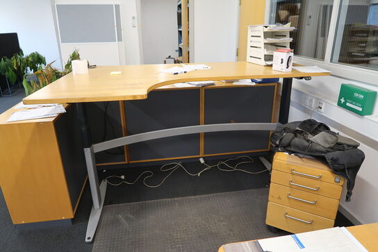 3 stk. jalousiskabe med indhold, samt 2 stk. hæve/sænke skrivebord