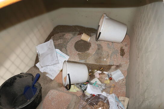 Opbevaringsmøbel med indhold