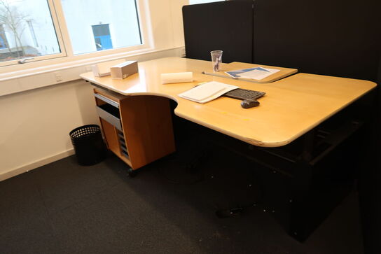 3 stk. hæve/sænke skrivebord, jalousiskab, kontorstol, 4 stk. jalousiskabe