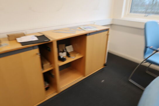 2 stk. jalousiskabe, el. hæve/sænke skrivebord samt 2 stk. skabe/reoler