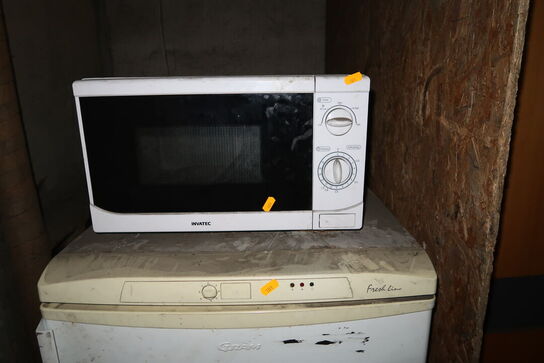 Køleskab samt mikrobølgeovn