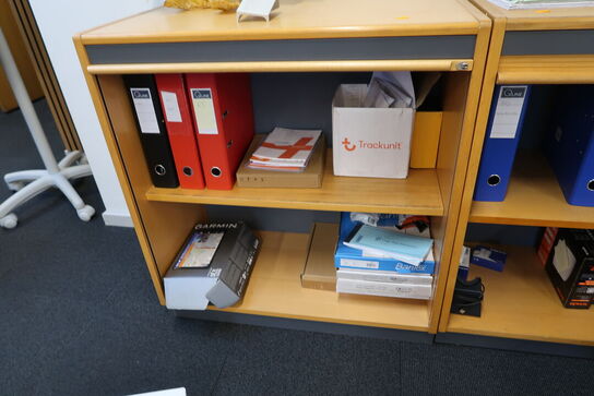 2 stk. jalousiskabe med indhold (kasserne er tomme)