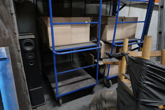 2 stk. opbevaringsvogne med indhold