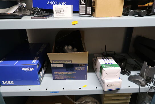 2 stk. lagerreoler med indhold