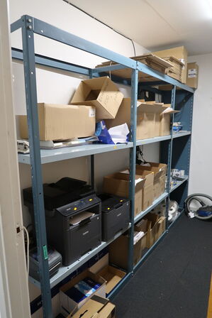 3 fag lagerreoler med div. Kontoratikler (elektronik medfølger ikke)