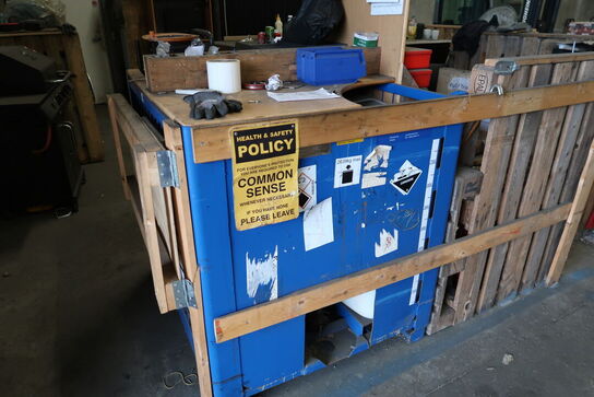 Opbevaringsmøbel med indhold