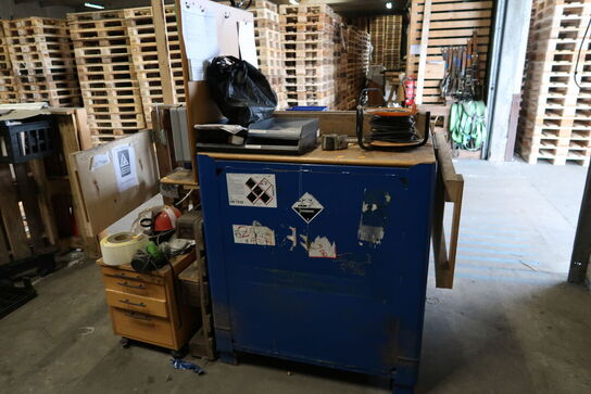 Opbevaringsmøbel med indhold