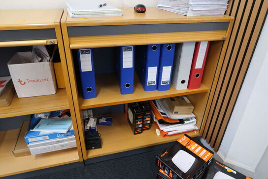 2 stk. jalousiskabe med indhold (kasserne er tomme)