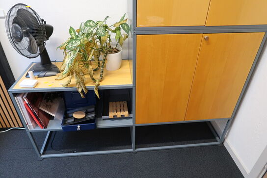 Skab/reol med indhold