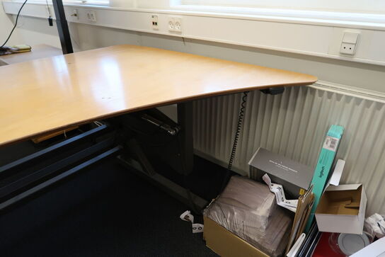El. hæve/sænke skrivebord samt 2 stk. jalousiskabe