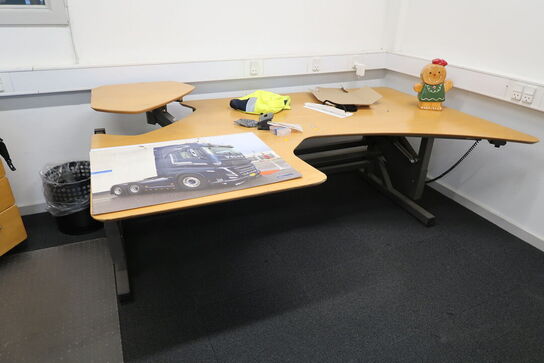 3 stk. jalousiskabe med indhold, samt 2 stk. hæve/sænke skrivebord