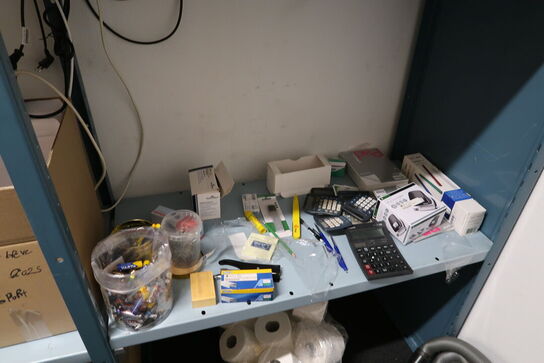 3 fag lagerreoler med div. Kontoratikler (elektronik medfølger ikke)