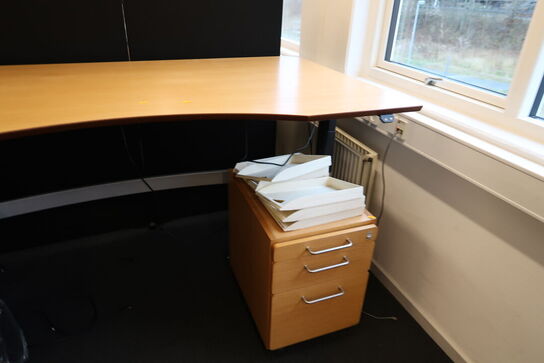 El. hæve/sænke skrivebord samt jalousiskab