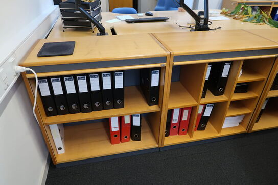 3 stk. hæve/sænke skrivebord, jalousiskab, kontorstol, 4 stk. jalousiskabe