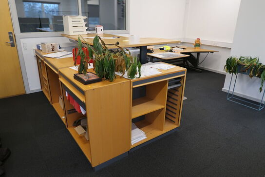 3 stk. jalousiskabe med indhold, samt 2 stk. hæve/sænke skrivebord