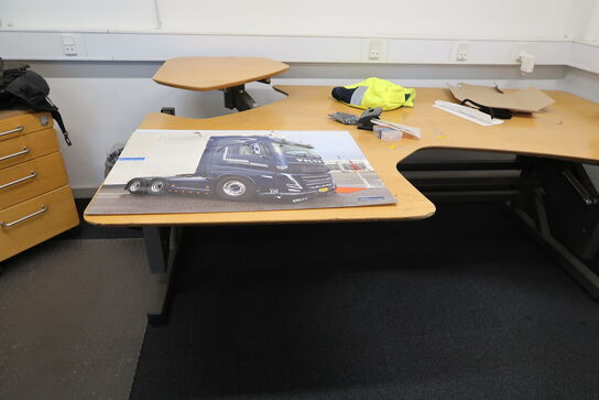 3 stk. jalousiskabe med indhold, samt 2 stk. hæve/sænke skrivebord