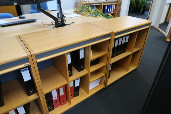 3 stk. hæve/sænke skrivebord, jalousiskab, kontorstol, 4 stk. jalousiskabe