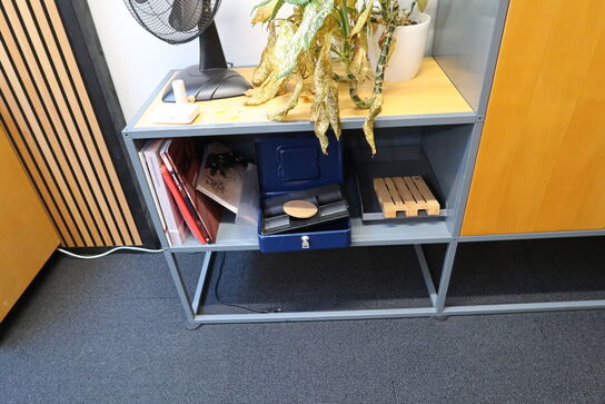 Skab/reol med indhold