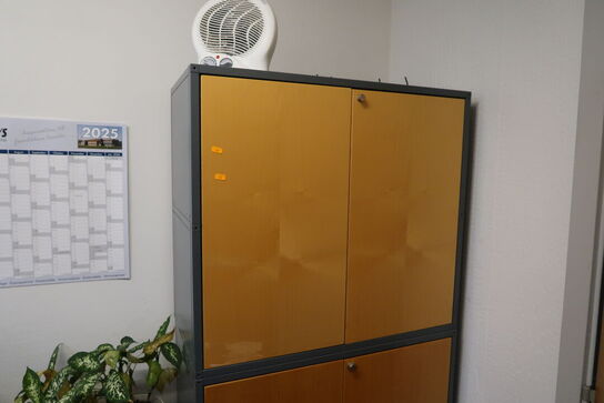 Skab/reol med indhold