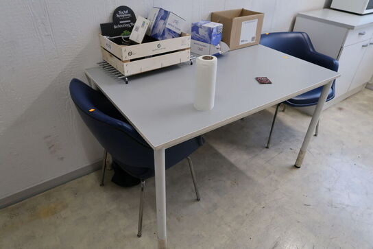 Bord med 2 stk. stole