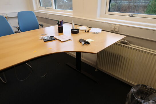 2 stk. jalousiskabe, el. hæve/sænke skrivebord samt 2 stk. skabe/reoler