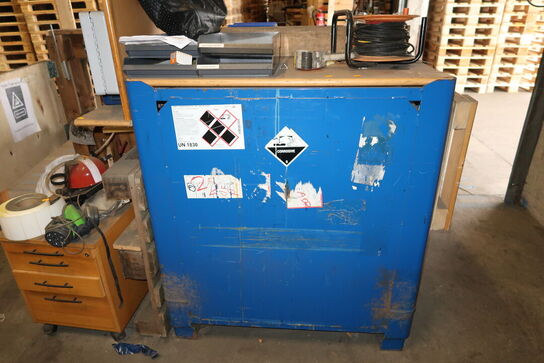 Opbevaringsmøbel med indhold