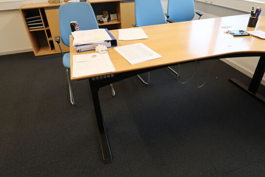 2 stk. jalousiskabe, el. hæve/sænke skrivebord samt 2 stk. skabe/reoler